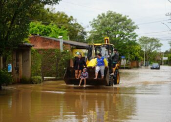 Rio dos Sinos transborda e água atinge ruas dos bairros Barrinha e Porto Blos