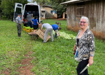 Secretaria de Educação de Sapiranga recebe doação de casal de agricultores
