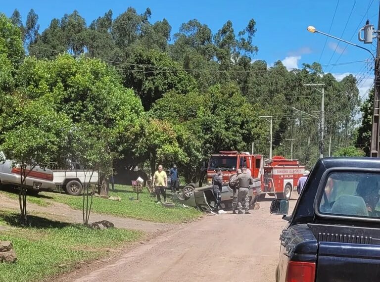 Moradora de Sapiranga se envolve em acidente com capotamento em Nova Hartz