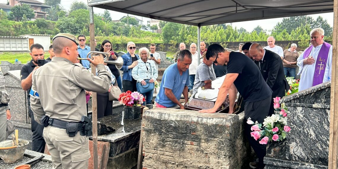 Colegas de farda, familiares e amigos se despedem de sargento morto em assalto