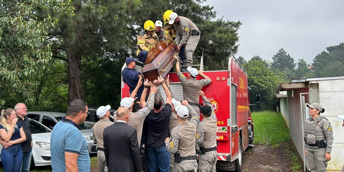 Colegas de farda, familiares e amigos se despedem de sargento morto em assalto