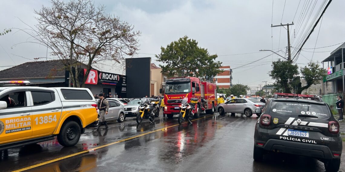 Colegas de farda, familiares e amigos se despedem de sargento morto em assalto