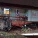 Motorista bate em quatro carros e invade pátio de residência em Sapiranga