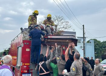 Colegas de farda, familiares e amigos se despedem de sargento morto em assalto