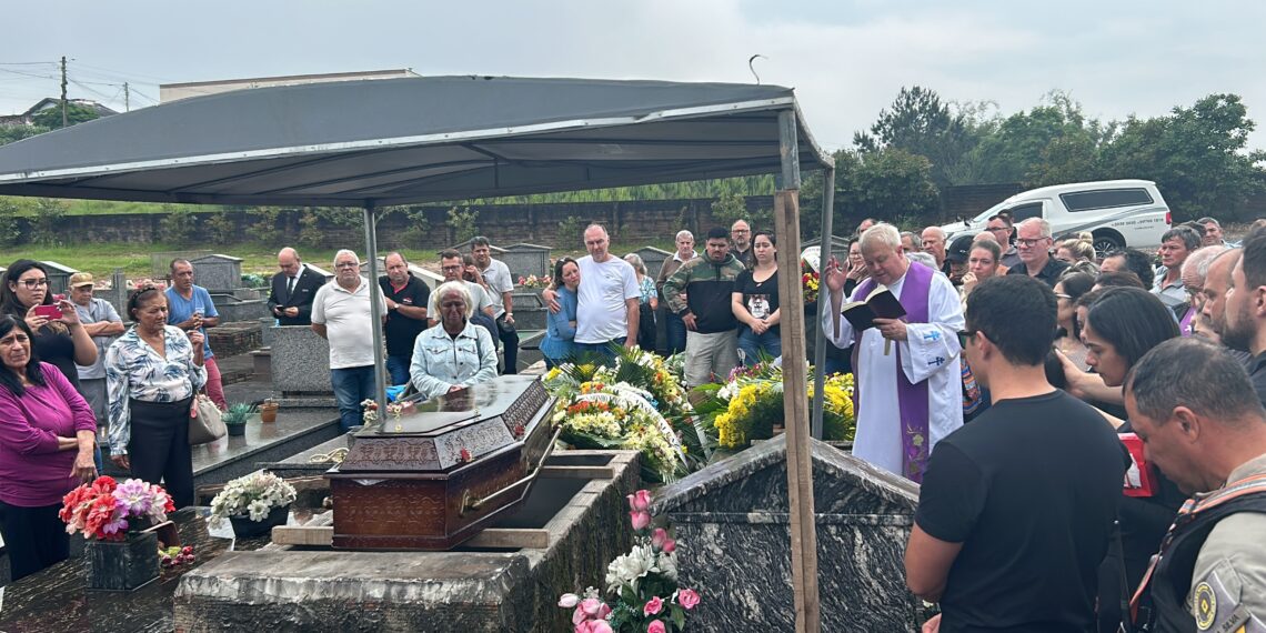 Colegas de farda, familiares e amigos se despedem de sargento morto em assalto