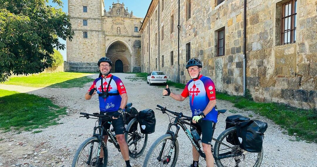 De bike, aposentado e dentista concluem Caminho de Santiago de Compostela