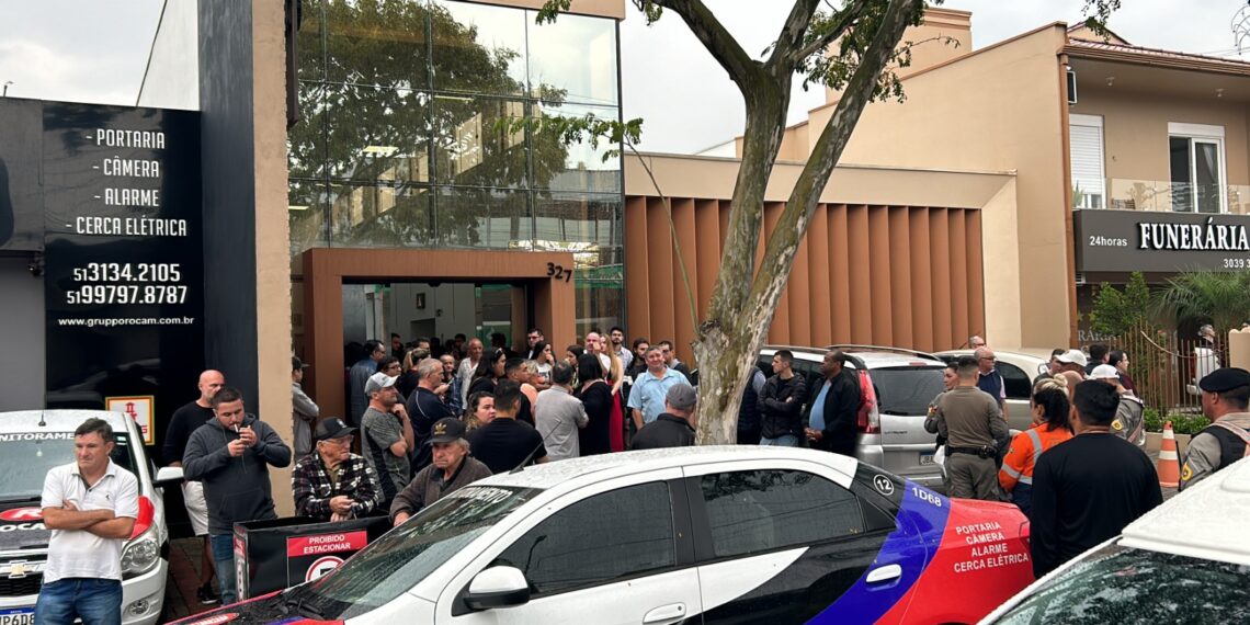 Colegas de farda, familiares e amigos se despedem de sargento morto em assalto