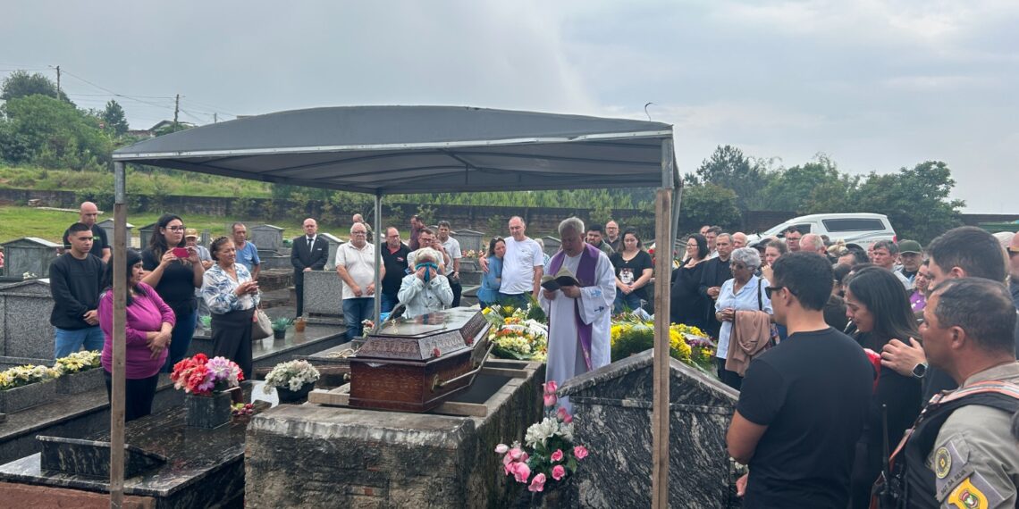 Colegas de farda, familiares e amigos se despedem de sargento morto em assalto