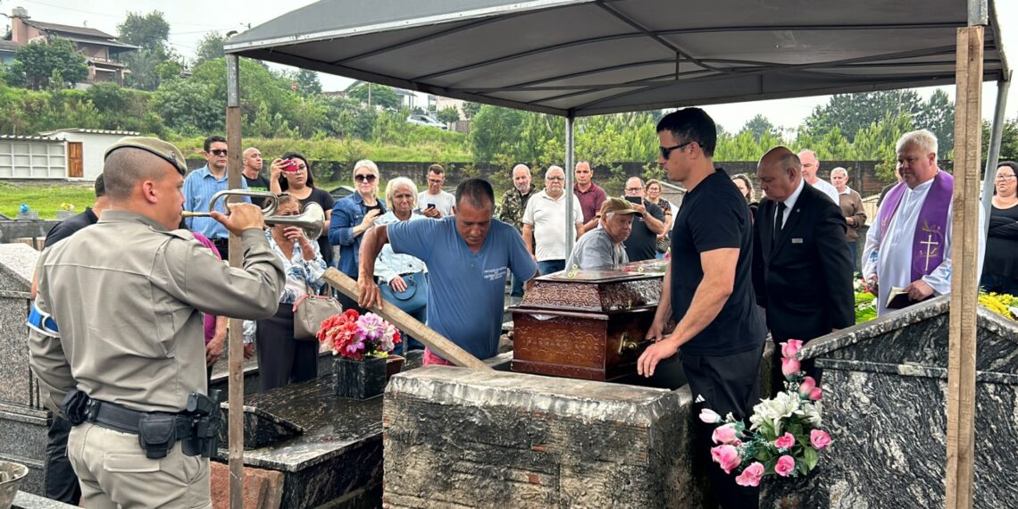 Colegas de farda, familiares e amigos se despedem de sargento morto em assalto