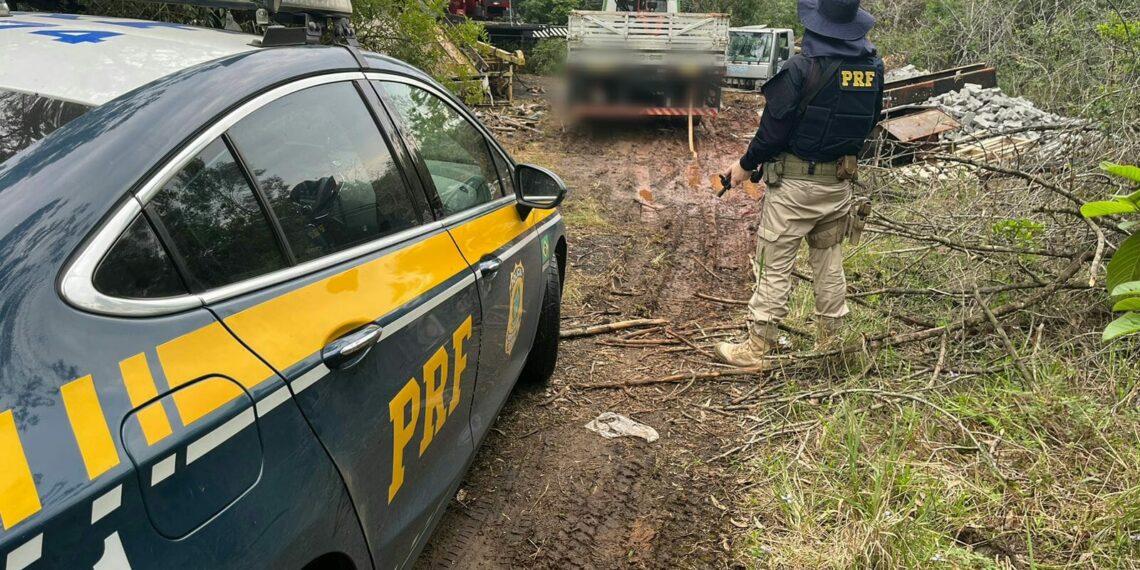 PRF descobre desmanche clandestino ao recuperar caminhão furtado em Campo Bom