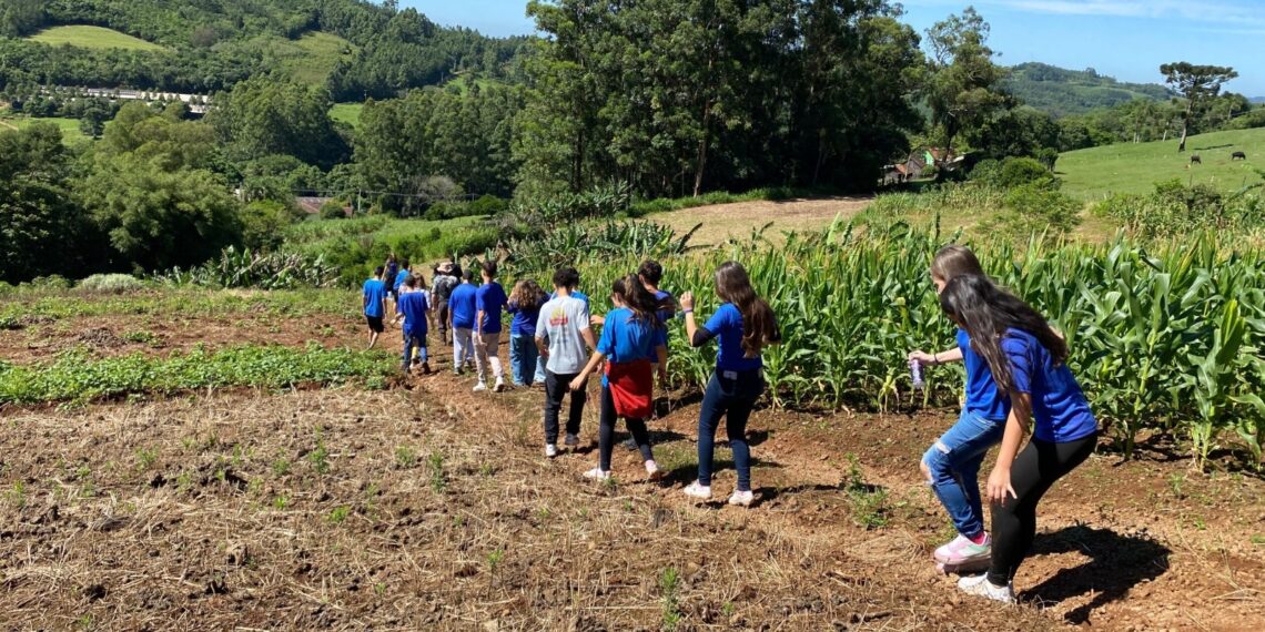 Estudantes conhecem propriedades rurais de Sapiranga