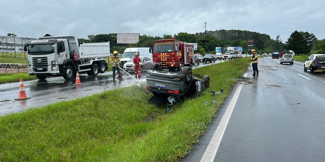 Após aquaplanar, motorista capota o carro na RS-239