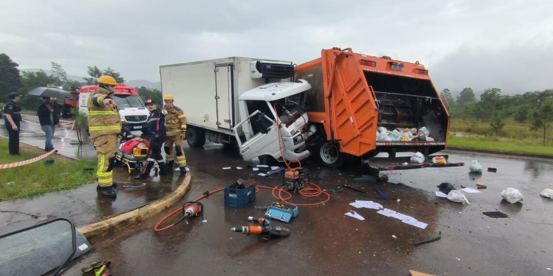 Acidente entre dois caminhões deixa cinco feridos em Sapiranga