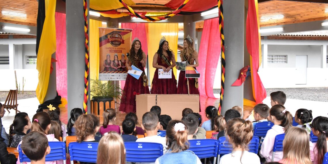 Contação da 6° Dezemberfest de histórias em escolas com a Corte em Nova Hartz