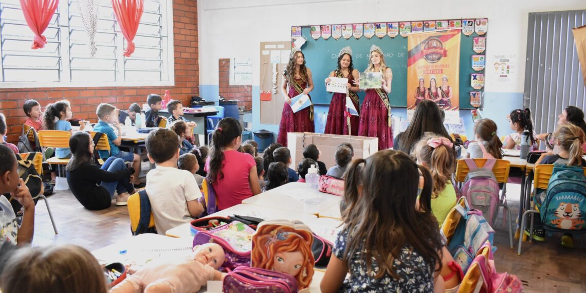 Contação da 6° Dezemberfest de histórias em escolas com a Corte em Nova Hartz