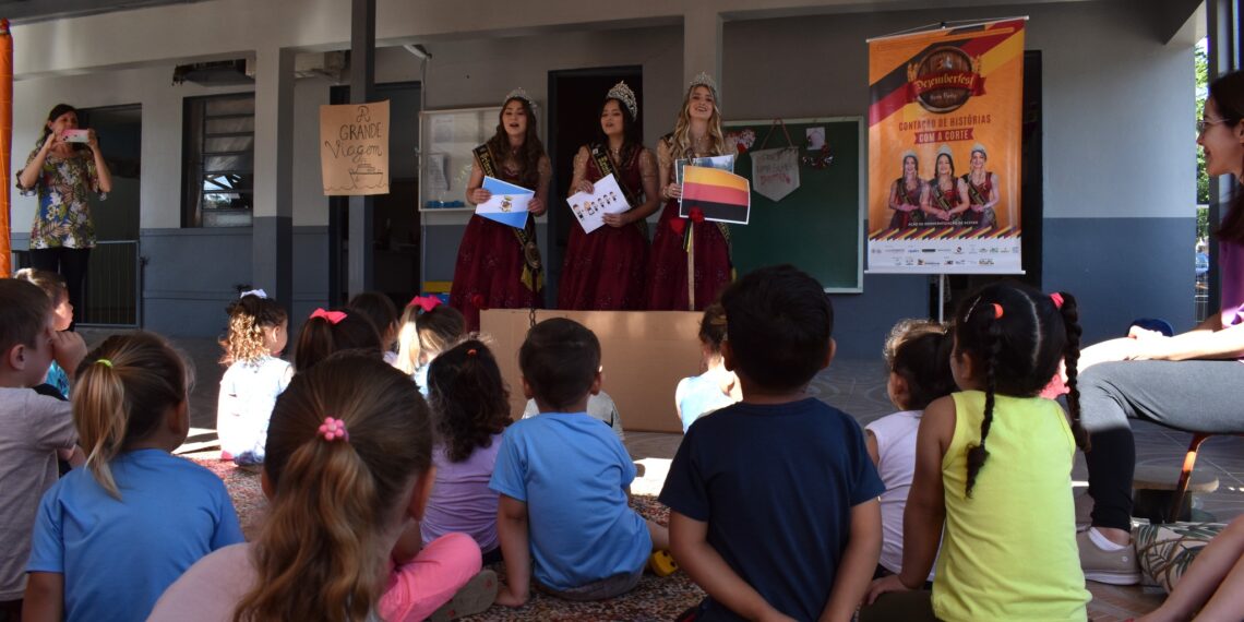Contação da 6° Dezemberfest de histórias em escolas com a Corte em Nova Hartz