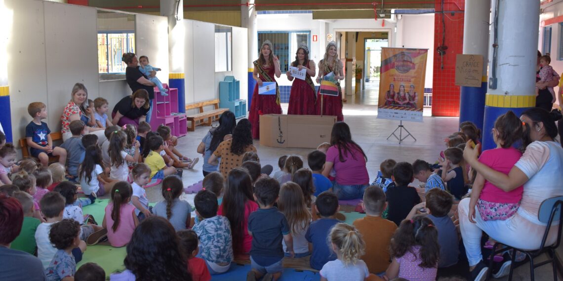 Contação da 6° Dezemberfest de histórias em escolas com a Corte em Nova Hartz