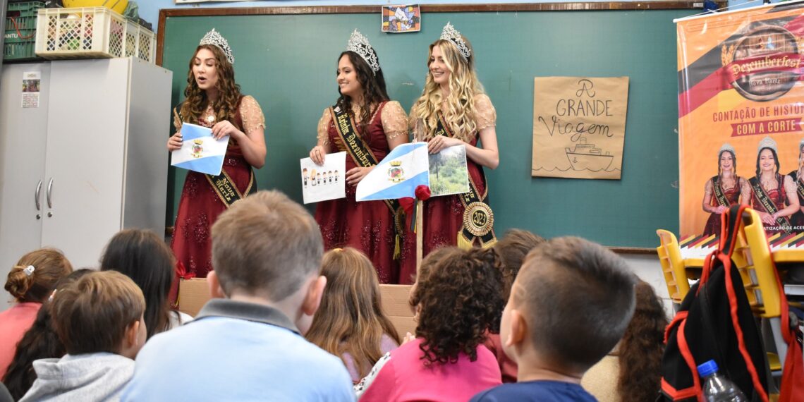 Contação da 6° Dezemberfest de histórias em escolas com a Corte em Nova Hartz