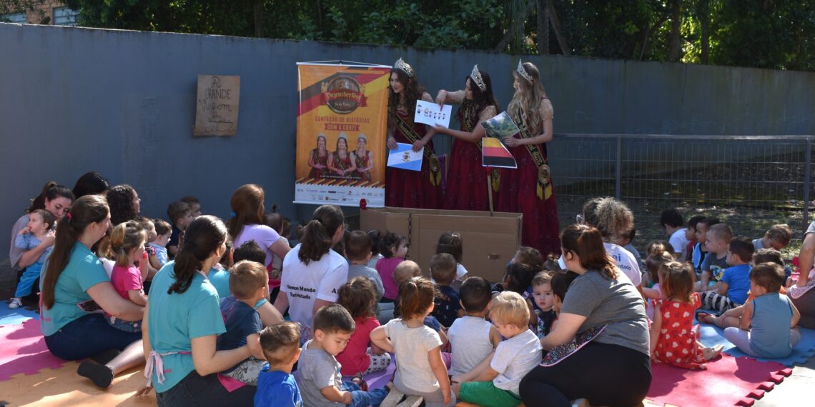 Contação da 6° Dezemberfest de histórias em escolas com a Corte em Nova Hartz