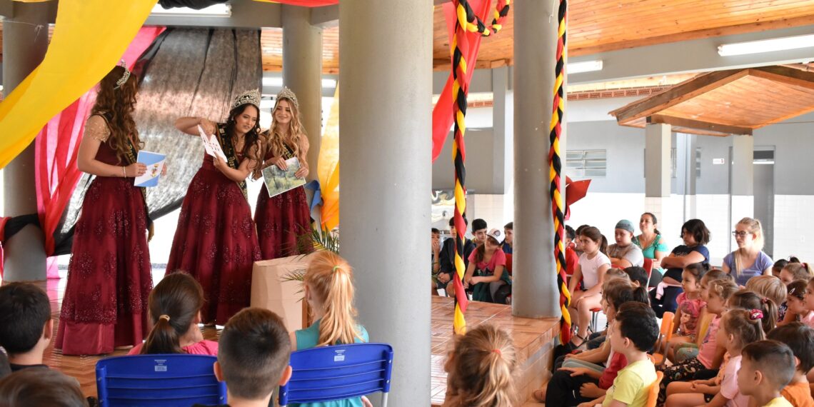 Contação da 6° Dezemberfest de histórias em escolas com a Corte em Nova Hartz