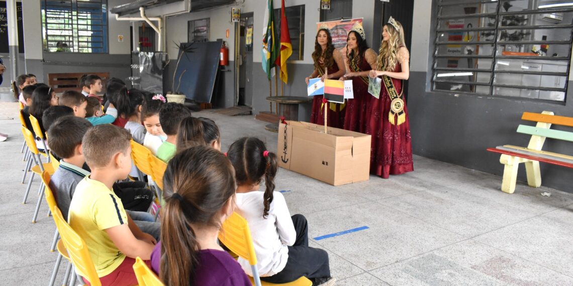 Contação da 6° Dezemberfest de histórias em escolas com a Corte em Nova Hartz