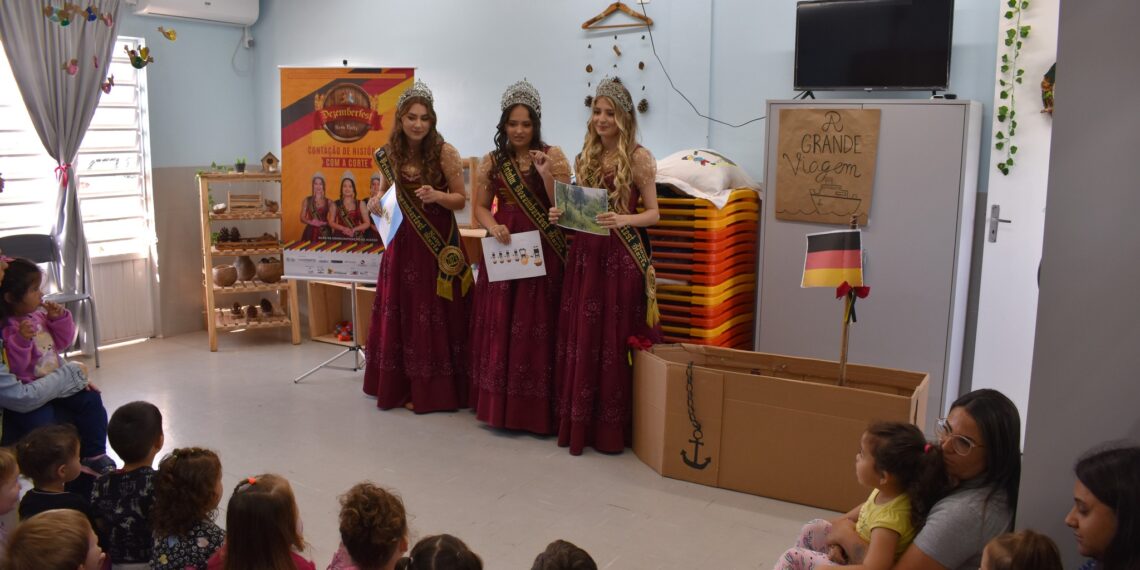 Contação da 6° Dezemberfest de histórias em escolas com a Corte em Nova Hartz