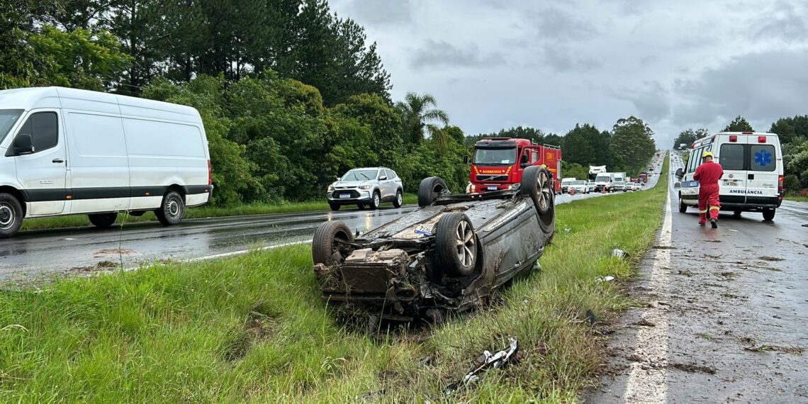 Após aquaplanar, motorista capota o carro na RS-239