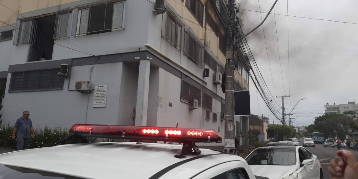 Incêndio atinge empresa de calçados em Sapiranga e funcionários evacuam o prédio