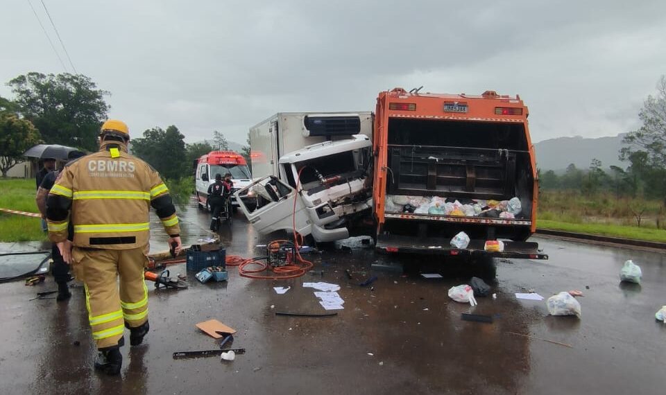 Acidente entre dois caminhões deixa cinco feridos em Sapiranga