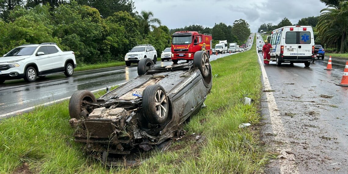 Após aquaplanar, motorista capota o carro na RS-239