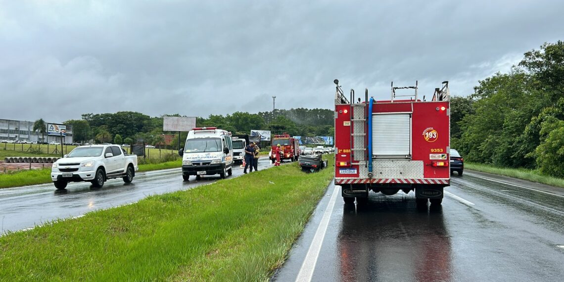 Após aquaplanar, motorista capota o carro na RS-239