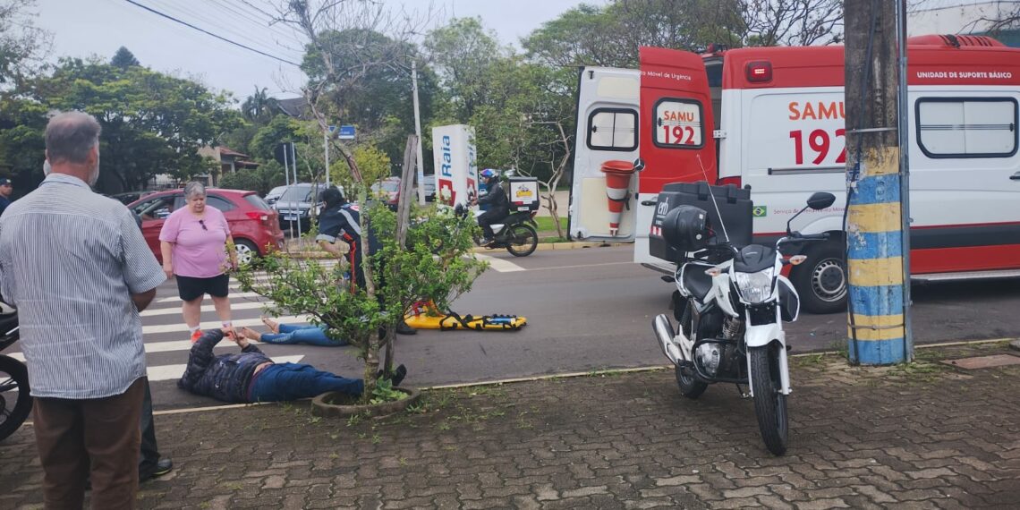 Mulher fica gravemente ferida em acidente envolvendo carro e moto, em Sapiranga