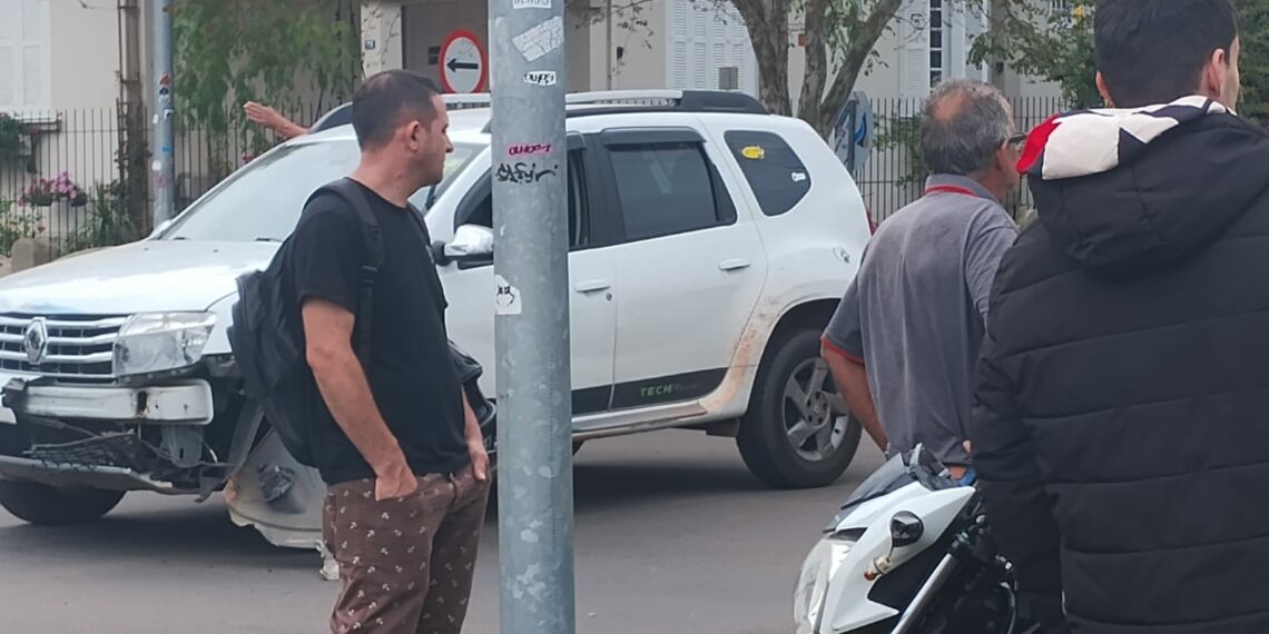 Mulher fica gravemente ferida em acidente envolvendo carro e moto, em Sapiranga