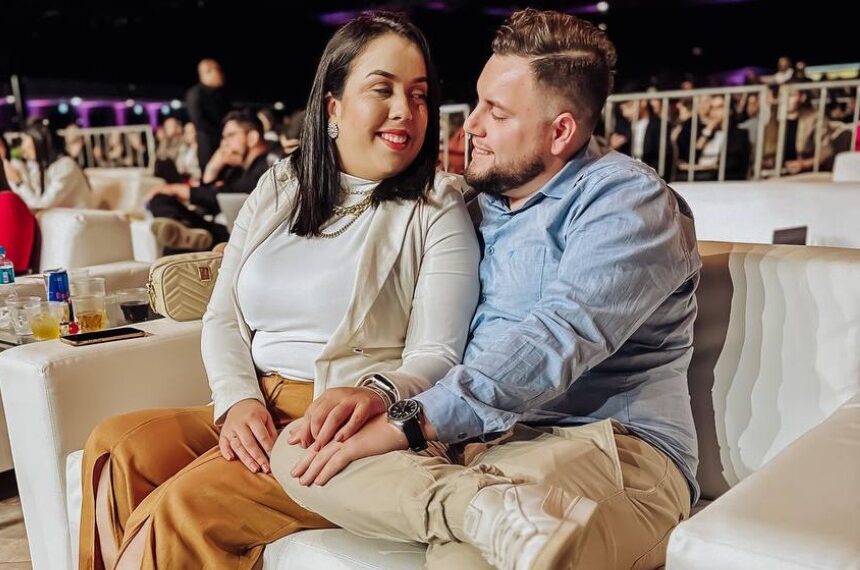 Casal trabalha junto de casa com a internet e hoje fatura mais de 20 mil ao mês; eles ensinam pessoas a fazerem o mesmo