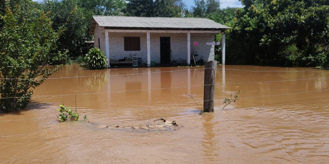 Rio dos Sinos transborda e alaga ruas de Sapiranga e Campo Bom
