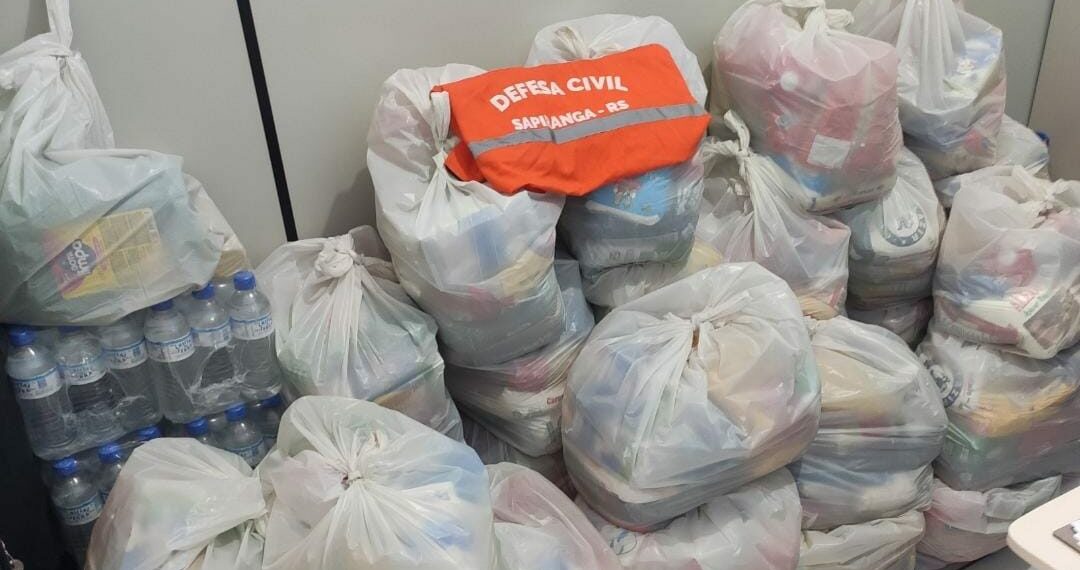 Alimentos arrecadados na Festa das Rosas começam a ser distribuídos para moradores atingidos pelas cheias