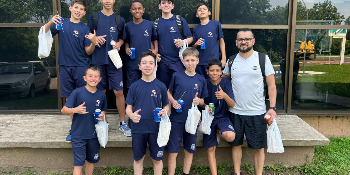 Campeões da Copa Repercussão na Escola de Futsal Clip/Sicoob MaxiCrédito são premiados na região