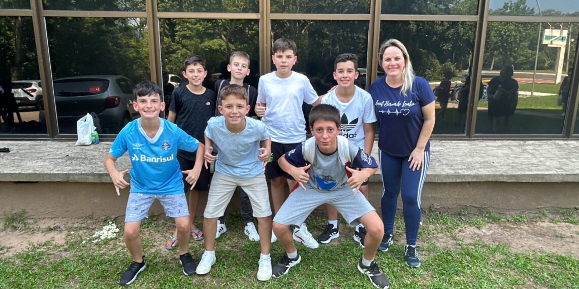 Campeões da Copa Repercussão na Escola de Futsal Clip/Sicoob MaxiCrédito são premiados na região