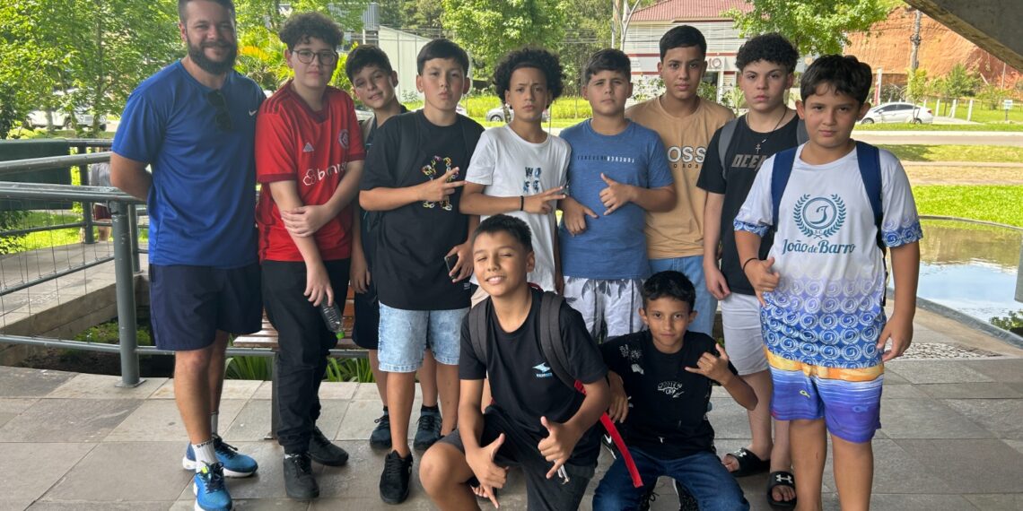 Campeões da Copa Repercussão na Escola de Futsal Clip/Sicoob MaxiCrédito são premiados na região