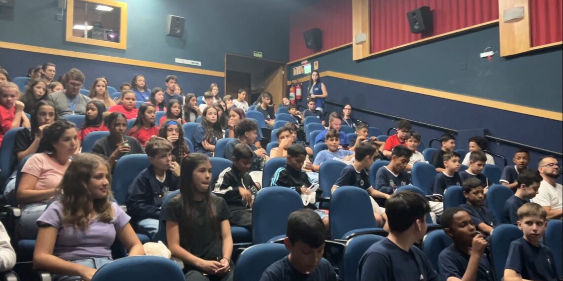 Campeões da Copa Repercussão na Escola de Futsal Clip/Sicoob MaxiCrédito são premiados na região