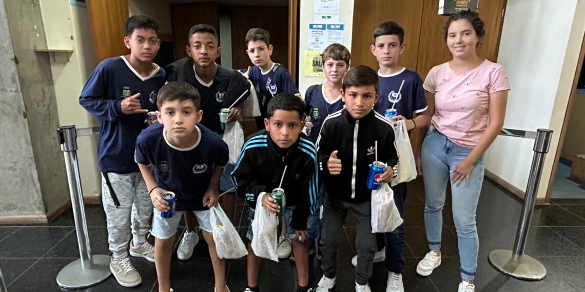 Campeões da Copa Repercussão na Escola de Futsal Clip/Sicoob MaxiCrédito são premiados na região