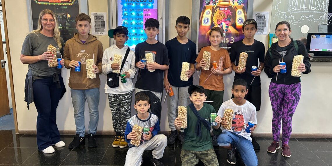 Campeões da Copa Repercussão na Escola de Futsal Clip/Sicoob MaxiCrédito são premiados na região