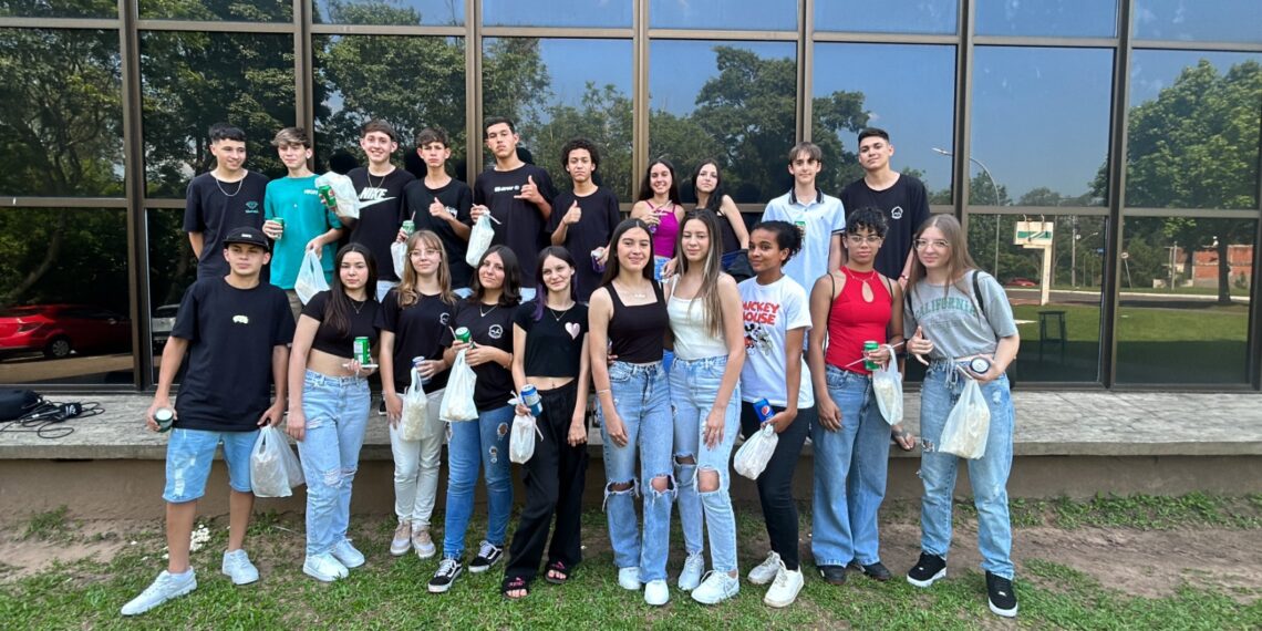 Campeões da Copa Repercussão na Escola de Futsal Clip/Sicoob MaxiCrédito são premiados na região