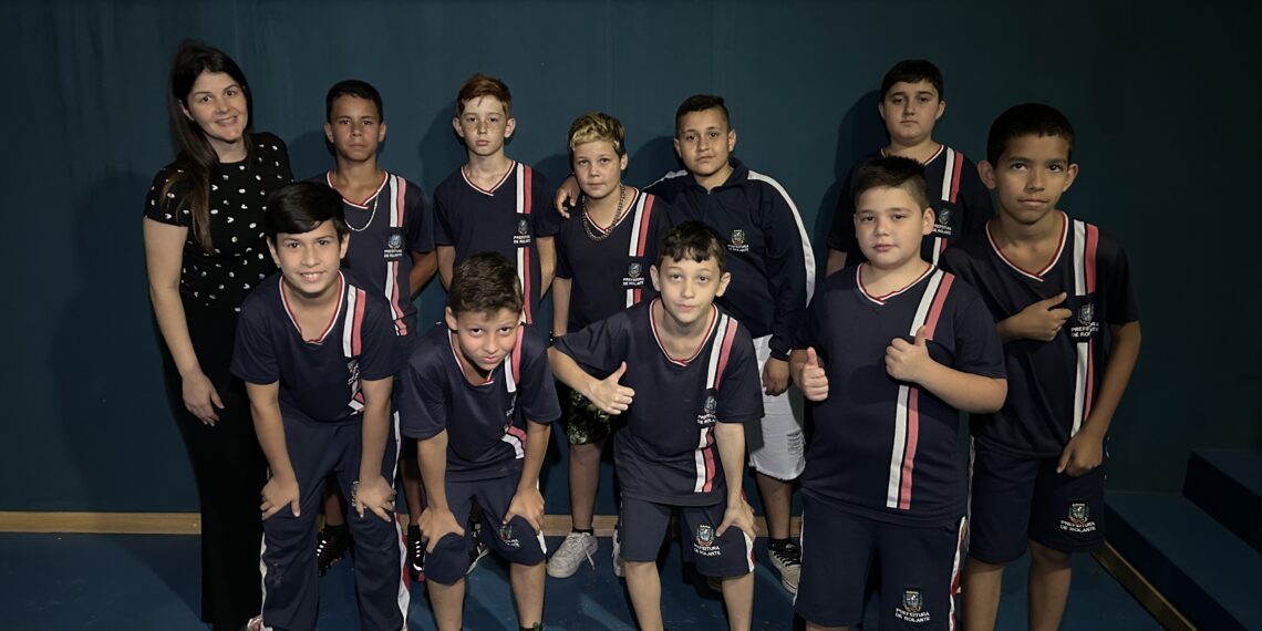 Campeões da Copa Repercussão na Escola de Futsal Clip/Sicoob MaxiCrédito são premiados na região