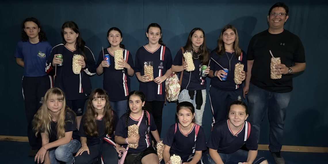 Campeões da Copa Repercussão na Escola de Futsal Clip/Sicoob MaxiCrédito são premiados na região