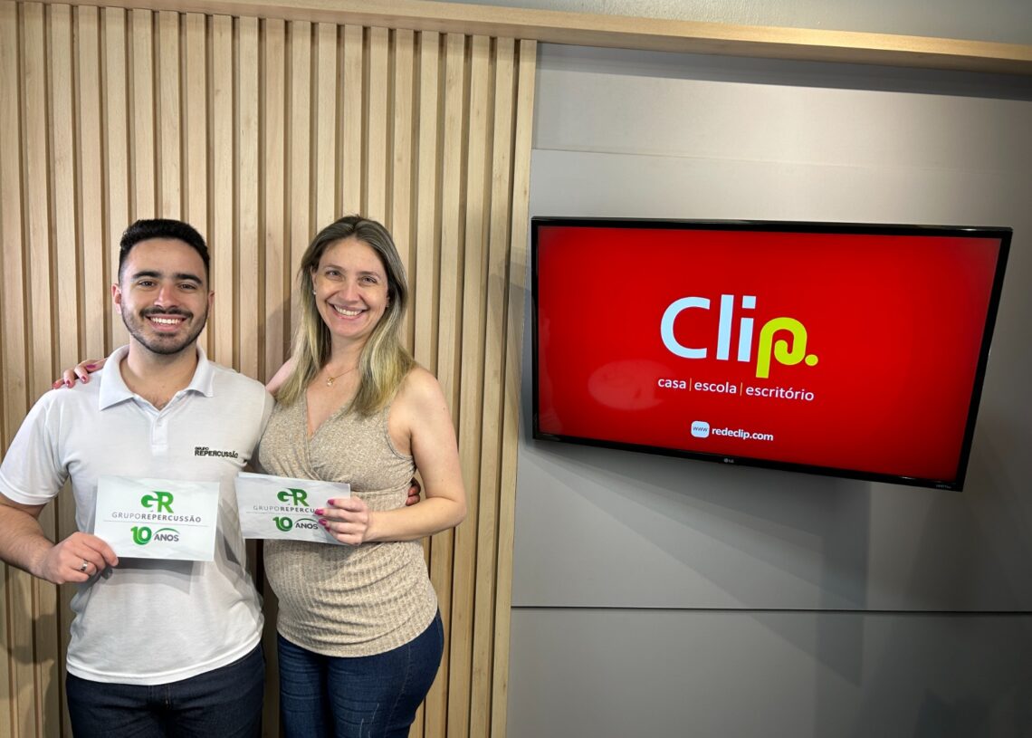 Ana Carolina Siebel e Bruno Morais, apresentadores do programa que está no ar desde outubro de 2019 
Fotos: Pablo Almeida/Reprodução TV Repercussão