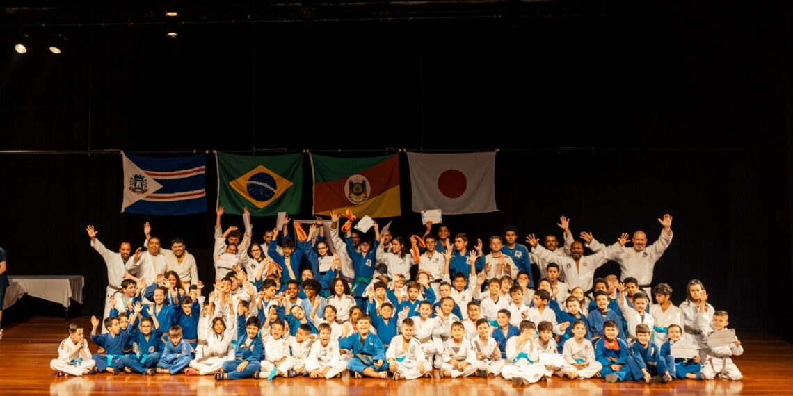 Programa Acolher realiza troca de faixas com cerca de cem alunos do judô em Campo Bom