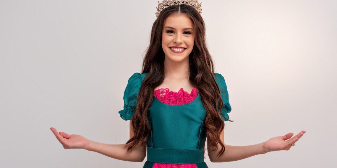 Conheça Flávia Pires de Souza, princesa da 38ª Festa das Rosas