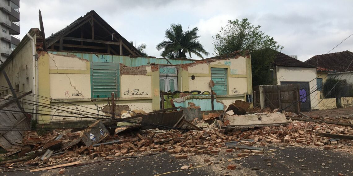 Prédio histórico desaba no Centro de Campo Bom e rua está interditada