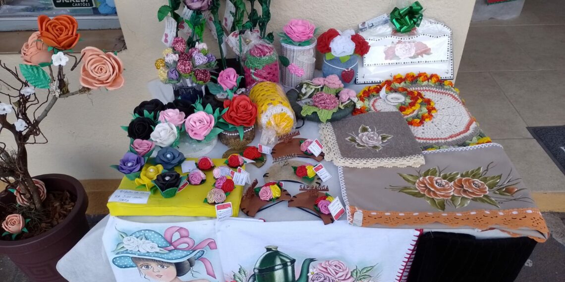 Enfeites exclusivos da Festa das Rosas